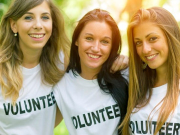 Women volunteering
