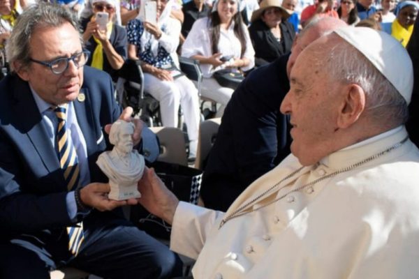 SVP - News - President-elect presents credentials to Pope Francis