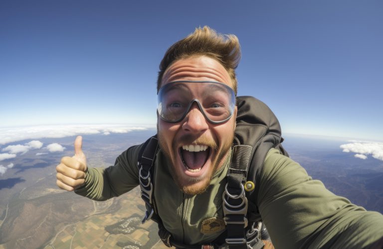 portrait-smiley-man-with-parachute
